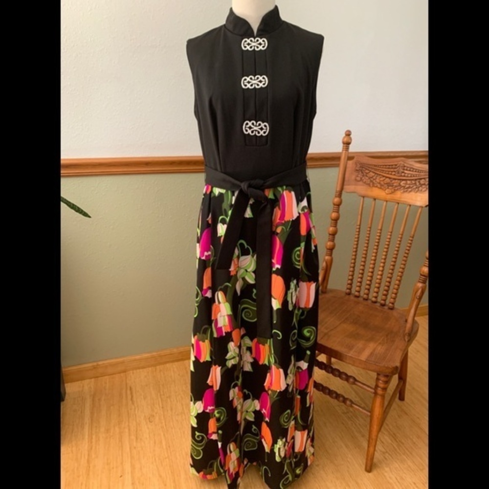 Vintage 70s sleeveless Psychedelic maxi dress